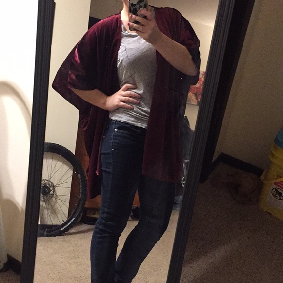 🔥 Burgundy velvet shrug - Picture 2 of 4